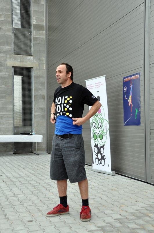 Artisté z turínské cirkusové školy Flic a studenti plzeňského Ústavu umění a designu společně pracují na představení Modeli da Torino. Akrobatické umění italští studenti v premiéře představí přímo v budově Ústavu umění a designu 15. května.  Diváci uvidí žongléry, akrobaty na laně či na visuté hrazdě a další performery. Do Plzně se tak dostává unikátní představení ve stylu nového cirkusu, který propojuje tradiční cirkusové disciplíny s divadelním uměním. (foto: 7.5.2013, Z. Kubalová)