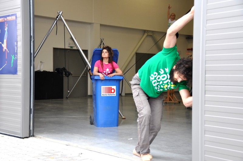 Artisté z turínské cirkusové školy Flic a studenti plzeňského Ústavu umění a designu společně pracují na představení Modeli da Torino. Akrobatické umění italští studenti v premiéře představí přímo v budově Ústavu umění a designu 15. května.  Diváci uvidí žongléry, akrobaty na laně či na visuté hrazdě a další performery. Do Plzně se tak dostává unikátní představení ve stylu nového cirkusu, který propojuje tradiční cirkusové disciplíny s divadelním uměním. (foto: 7.5.2013, Z. Kubalová)