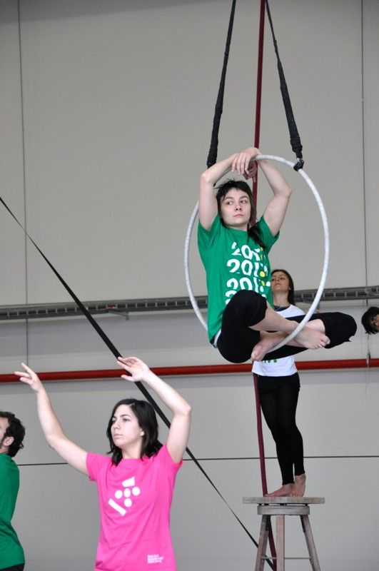 Artisté z turínské cirkusové školy Flic a studenti plzeňského Ústavu umění a designu společně pracují na představení Modeli da Torino. Akrobatické umění italští studenti v premiéře představí přímo v budově Ústavu umění a designu 15. května.  Diváci uvidí žongléry, akrobaty na laně či na visuté hrazdě a další performery. Do Plzně se tak dostává unikátní představení ve stylu nového cirkusu, který propojuje tradiční cirkusové disciplíny s divadelním uměním. (foto: 7.5.2013, Z. Kubalová)