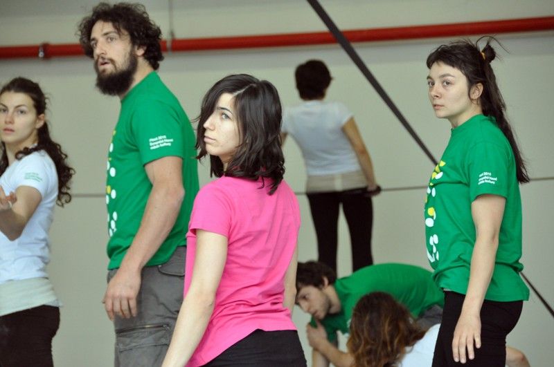 Artisté z turínské cirkusové školy Flic a studenti plzeňského Ústavu umění a designu společně pracují na představení Modeli da Torino. Akrobatické umění italští studenti v premiéře představí přímo v budově Ústavu umění a designu 15. května.  Diváci uvidí žongléry, akrobaty na laně či na visuté hrazdě a další performery. Do Plzně se tak dostává unikátní představení ve stylu nového cirkusu, který propojuje tradiční cirkusové disciplíny s divadelním uměním. (foto: 7.5.2013, Z. Kubalová)