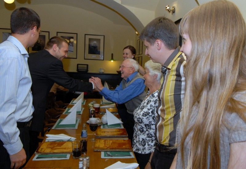 Vzpomínkami, ale i plány do budoucna se vyznačovalo přátelské setkání (15.5.2012) Mariona Kirkhama, jednoho z amerických účastníků Slavností svobody, s primátorem Martinem Baxou. Marion v doprovodu manželky Vivien vzpomínal na dětství, které prožil se svým bratrem Virgilem Paulem, jehož za II. světové války stihl krutý osud. Jako pilot amerického stíhacího letectva zahynul 26. dubna 1945 v blízkosti Trhanova na Domažlicku. Byl posledním letcem, který zemřel v boji proti nacismu na území Československa. Marion Kirkham se poprvé objevil v místech, kde jeho bratr Virgil zemřel, v roce 1990. Nejinak tomu bylo i letos.