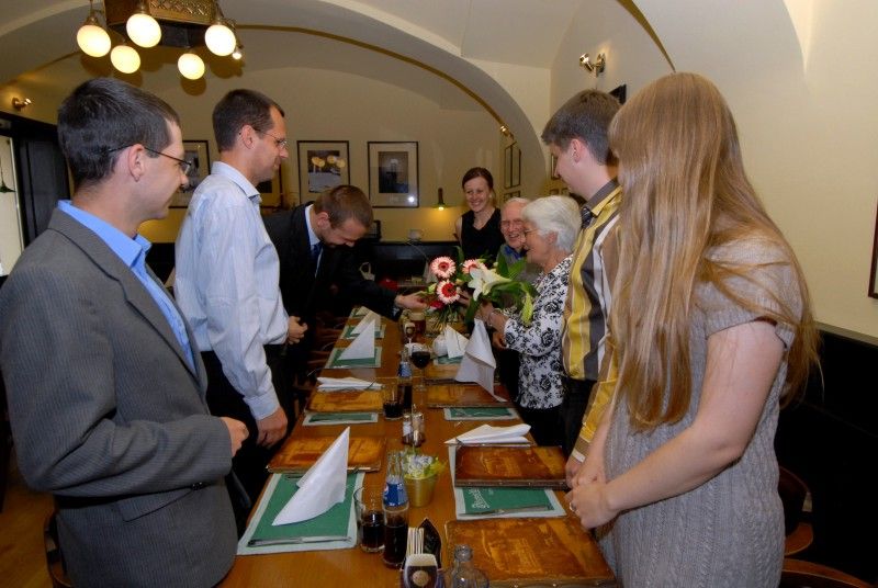 Vzpomínkami, ale i plány do budoucna se vyznačovalo přátelské setkání (15.5.2012) Mariona Kirkhama, jednoho z amerických účastníků Slavností svobody, s primátorem Martinem Baxou. Marion v doprovodu manželky Vivien vzpomínal na dětství, které prožil se svým bratrem Virgilem Paulem, jehož za II. světové války stihl krutý osud. Jako pilot amerického stíhacího letectva zahynul 26. dubna 1945 v blízkosti Trhanova na Domažlicku. Byl posledním letcem, který zemřel v boji proti nacismu na území Československa. Marion Kirkham se poprvé objevil v místech, kde jeho bratr Virgil zemřel, v roce 1990. Nejinak tomu bylo i letos.