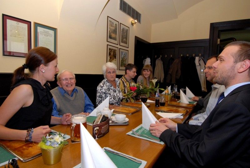 Vzpomínkami, ale i plány do budoucna se vyznačovalo přátelské setkání (15.5.2012) Mariona Kirkhama, jednoho z amerických účastníků Slavností svobody, s primátorem Martinem Baxou. Marion v doprovodu manželky Vivien vzpomínal na dětství, které prožil se svým bratrem Virgilem Paulem, jehož za II. světové války stihl krutý osud. Jako pilot amerického stíhacího letectva zahynul 26. dubna 1945 v blízkosti Trhanova na Domažlicku. Byl posledním letcem, který zemřel v boji proti nacismu na území Československa. Marion Kirkham se poprvé objevil v místech, kde jeho bratr Virgil zemřel, v roce 1990. Nejinak tomu bylo i letos.