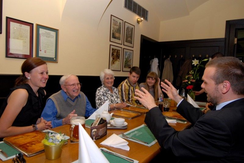 Vzpomínkami, ale i plány do budoucna se vyznačovalo přátelské setkání (15.5.2012) Mariona Kirkhama, jednoho z amerických účastníků Slavností svobody, s primátorem Martinem Baxou. Marion v doprovodu manželky Vivien vzpomínal na dětství, které prožil se svým bratrem Virgilem Paulem, jehož za II. světové války stihl krutý osud. Jako pilot amerického stíhacího letectva zahynul 26. dubna 1945 v blízkosti Trhanova na Domažlicku. Byl posledním letcem, který zemřel v boji proti nacismu na území Československa. Marion Kirkham se poprvé objevil v místech, kde jeho bratr Virgil zemřel, v roce 1990. Nejinak tomu bylo i letos.