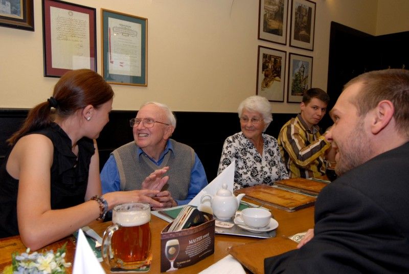 Vzpomínkami, ale i plány do budoucna se vyznačovalo přátelské setkání (15.5.2012) Mariona Kirkhama, jednoho z amerických účastníků Slavností svobody, s primátorem Martinem Baxou. Marion v doprovodu manželky Vivien vzpomínal na dětství, které prožil se svým bratrem Virgilem Paulem, jehož za II. světové války stihl krutý osud. Jako pilot amerického stíhacího letectva zahynul 26. dubna 1945 v blízkosti Trhanova na Domažlicku. Byl posledním letcem, který zemřel v boji proti nacismu na území Československa. Marion Kirkham se poprvé objevil v místech, kde jeho bratr Virgil zemřel, v roce 1990. Nejinak tomu bylo i letos.