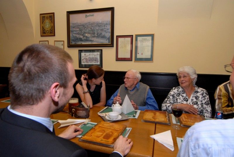 Vzpomínkami, ale i plány do budoucna se vyznačovalo přátelské setkání (15.5.2012) Mariona Kirkhama, jednoho z amerických účastníků Slavností svobody, s primátorem Martinem Baxou. Marion v doprovodu manželky Vivien vzpomínal na dětství, které prožil se svým bratrem Virgilem Paulem, jehož za II. světové války stihl krutý osud. Jako pilot amerického stíhacího letectva zahynul 26. dubna 1945 v blízkosti Trhanova na Domažlicku. Byl posledním letcem, který zemřel v boji proti nacismu na území Československa. Marion Kirkham se poprvé objevil v místech, kde jeho bratr Virgil zemřel, v roce 1990. Nejinak tomu bylo i letos.