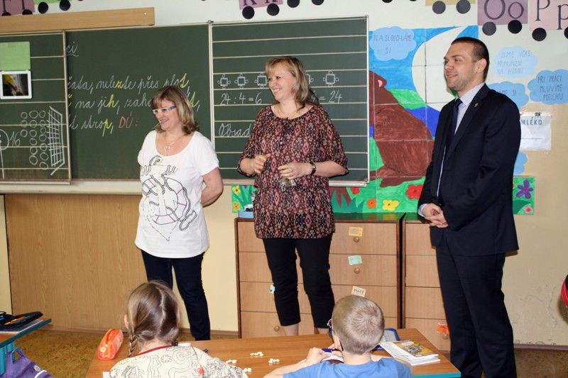 Na konci dubna ovládly žákyně této školy krajské finále Novinářského kalamáře, házenkářské soutěže. Vítězství je jedním z mnoha úspěchů školy během jejího pětatřicetiletého působení. Například o šikovnosti osmáků a deváťáků se mohl přesvědčit sám primátor Martin Baxa při návštěvě 14. května 2013. Po setkání s ředitelem školy Václavem Fišerem a jeho zástupci, Miluší Kurzovou a Vladimírem Hrubým, a krátké prohlídce školního areálu debatoval právě s nimi. Otázka stíhala otázku a týkaly se jak primátorových školních let nebo zájmů, tak jeho současné funkce a s tím spojených problémů, které město řeší: aquapark, svoz komunálního odpadu, projekt Evropské hlavní město kultury 2015, městský rozpočet, bezdomovci, spalovna, výstavba nové budovy divadla, Světovar, kašny na náměstí, zbouraný Dům kultury, referendum. (foto: Z. Kubalová)