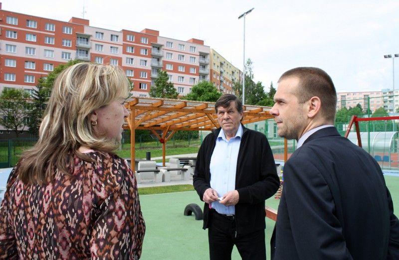 Na konci dubna ovládly žákyně této školy krajské finále Novinářského kalamáře, házenkářské soutěže. Vítězství je jedním z mnoha úspěchů školy během jejího pětatřicetiletého působení. Například o šikovnosti osmáků a deváťáků se mohl přesvědčit sám primátor Martin Baxa při návštěvě 14. května 2013. Po setkání s ředitelem školy Václavem Fišerem a jeho zástupci, Miluší Kurzovou a Vladimírem Hrubým, a krátké prohlídce školního areálu debatoval právě s nimi. Otázka stíhala otázku a týkaly se jak primátorových školních let nebo zájmů, tak jeho současné funkce a s tím spojených problémů, které město řeší: aquapark, svoz komunálního odpadu, projekt Evropské hlavní město kultury 2015, městský rozpočet, bezdomovci, spalovna, výstavba nové budovy divadla, Světovar, kašny na náměstí, zbouraný Dům kultury, referendum. (foto: Z. Kubalová)