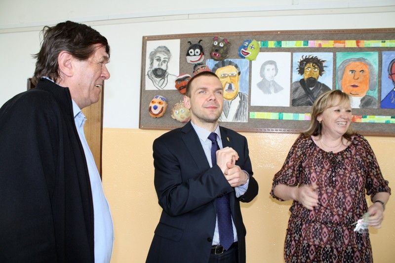 Na konci dubna ovládly žákyně této školy krajské finále Novinářského kalamáře, házenkářské soutěže. Vítězství je jedním z mnoha úspěchů školy během jejího pětatřicetiletého působení. Například o šikovnosti osmáků a deváťáků se mohl přesvědčit sám primátor Martin Baxa při návštěvě 14. května 2013. Po setkání s ředitelem školy Václavem Fišerem a jeho zástupci, Miluší Kurzovou a Vladimírem Hrubým, a krátké prohlídce školního areálu debatoval právě s nimi. Otázka stíhala otázku a týkaly se jak primátorových školních let nebo zájmů, tak jeho současné funkce a s tím spojených problémů, které město řeší: aquapark, svoz komunálního odpadu, projekt Evropské hlavní město kultury 2015, městský rozpočet, bezdomovci, spalovna, výstavba nové budovy divadla, Světovar, kašny na náměstí, zbouraný Dům kultury, referendum. (foto: Z. Kubalová)