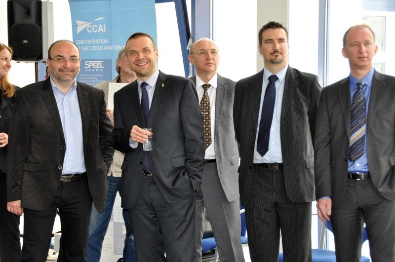 Novou výrobní halu v úterý odpoledne na Borských polích slavnostně otevřela společnost Zodiac – Driessen Aerospace CZ, úspěšná společnost z oblasti leteckého průmyslu, která se zaměřuje na výrobu interiérů do letadel, především kuchyňských modulů a spacích a odpočívacích jednotek pro posádku. V Plzni nyní zaměstnává více než 520 lidí, další nárůst se očekává do budoucna. (foto: 14.5.2013)