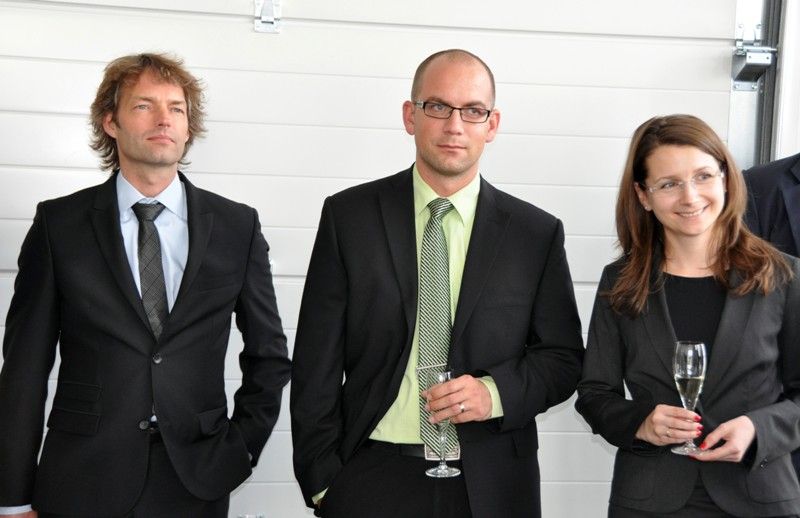 Novou výrobní halu v úterý odpoledne na Borských polích slavnostně otevřela společnost Zodiac – Driessen Aerospace CZ, úspěšná společnost z oblasti leteckého průmyslu, která se zaměřuje na výrobu interiérů do letadel, především kuchyňských modulů a spacích a odpočívacích jednotek pro posádku. V Plzni nyní zaměstnává více než 520 lidí, další nárůst se očekává do budoucna. (foto: 14.5.2013)