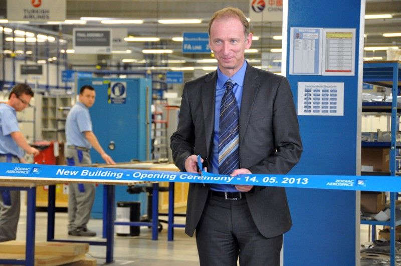 Novou výrobní halu v úterý odpoledne na Borských polích slavnostně otevřela společnost Zodiac – Driessen Aerospace CZ, úspěšná společnost z oblasti leteckého průmyslu, která se zaměřuje na výrobu interiérů do letadel, především kuchyňských modulů a spacích a odpočívacích jednotek pro posádku. V Plzni nyní zaměstnává více než 520 lidí, další nárůst se očekává do budoucna. (foto: 14.5.2013)
