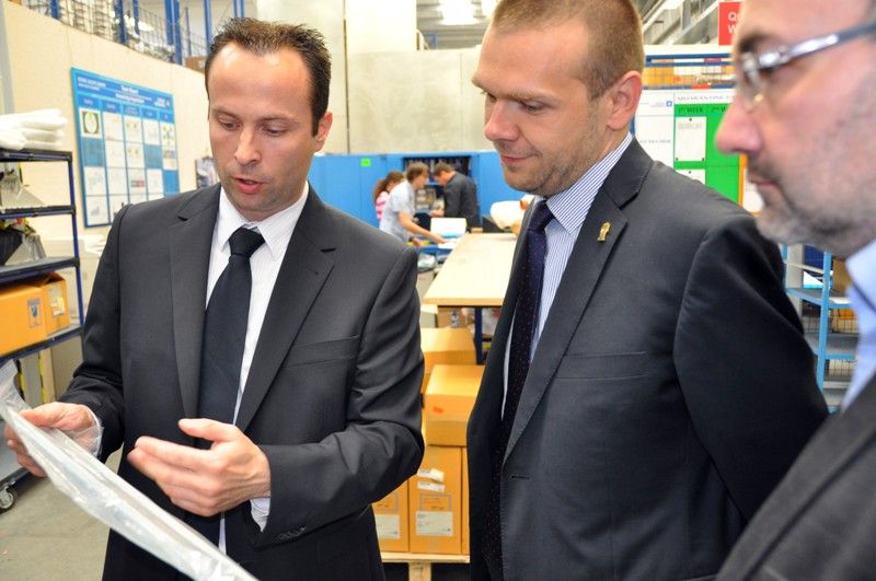 Novou výrobní halu v úterý odpoledne na Borských polích slavnostně otevřela společnost Zodiac – Driessen Aerospace CZ, úspěšná společnost z oblasti leteckého průmyslu, která se zaměřuje na výrobu interiérů do letadel, především kuchyňských modulů a spacích a odpočívacích jednotek pro posádku. V Plzni nyní zaměstnává více než 520 lidí, další nárůst se očekává do budoucna. (foto: 14.5.2013)