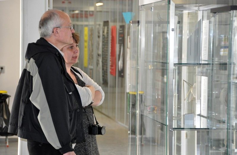 Absolvent bakalářského studia na Ústavu umění a designu Štěpán Jirka převzal ve středu 15. května 2013 z rukou primátora Martina Baxy diplom a šek v hodnotě 20 tisíc korun za 1. místo v soutěži o vzhled Umělecké ceny města Plzně. Vedle něj bylo na vernisáži výstavy všech návrhů v prostorách Ústavu umění a designu oceněno dalších sedm soutěžících. Celkem se jich do soutěže přihlásilo čtyřicet, většina z nich právě z Ústavu umění a designu. „Městu děkujeme za důvěru, kterou nám dalo, a studentům děkuji za jejich nápady,“ prohlásil při vernisáži ředitel Josef Mištera. (foto: Z. Kubalová)