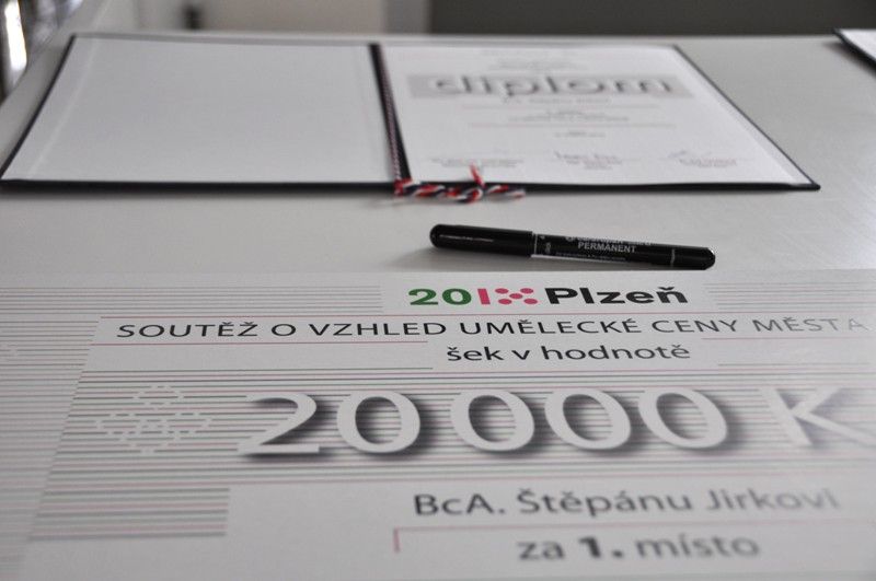 Absolvent bakalářského studia na Ústavu umění a designu Štěpán Jirka převzal ve středu 15. května 2013 z rukou primátora Martina Baxy diplom a šek v hodnotě 20 tisíc korun za 1. místo v soutěži o vzhled Umělecké ceny města Plzně. Vedle něj bylo na vernisáži výstavy všech návrhů v prostorách Ústavu umění a designu oceněno dalších sedm soutěžících. Celkem se jich do soutěže přihlásilo čtyřicet, většina z nich právě z Ústavu umění a designu. „Městu děkujeme za důvěru, kterou nám dalo, a studentům děkuji za jejich nápady,“ prohlásil při vernisáži ředitel Josef Mištera. (foto: Z. Kubalová)