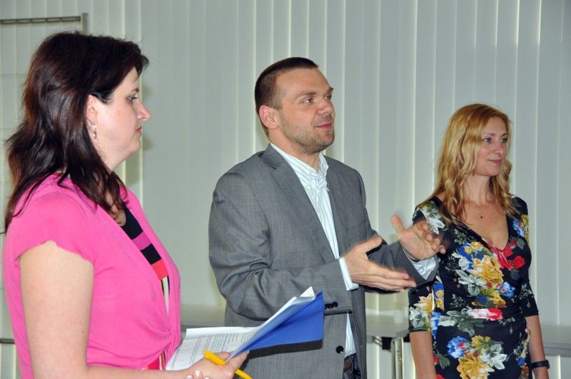 Absolvent bakalářského studia na Ústavu umění a designu Štěpán Jirka převzal ve středu 15. května 2013 z rukou primátora Martina Baxy diplom a šek v hodnotě 20 tisíc korun za 1. místo v soutěži o vzhled Umělecké ceny města Plzně. Vedle něj bylo na vernisáži výstavy všech návrhů v prostorách Ústavu umění a designu oceněno dalších sedm soutěžících. Celkem se jich do soutěže přihlásilo čtyřicet, většina z nich právě z Ústavu umění a designu. „Městu děkujeme za důvěru, kterou nám dalo, a studentům děkuji za jejich nápady,“ prohlásil při vernisáži ředitel Josef Mištera. (foto: Z. Kubalová)