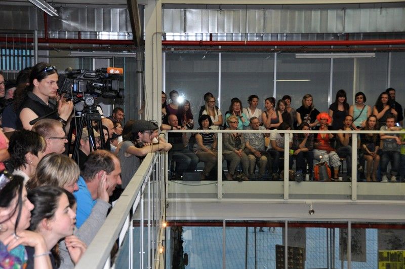 Taneční prvky, cirkusové disciplíny a nonverbální divadlo bavily v devadesátiminutovém bloku ve středu 15. května stovky diváků v hlavní části budovy Ústavu umění a designu. Unikátní prostor, ale i předměty běžně užívané studenty ústavu při výuce nebo pro toto představení studenty speciálně vytvořené využili mladí artisté turínské cirkusové školy ke svému klauzurnímu představení. Komplexní podívaná měla své příběhy i atmosféru fantazie. Důležitou složkou byla hudba a nechyběl ani humor. (foto: Z. Kubalová, 15.5.2013)