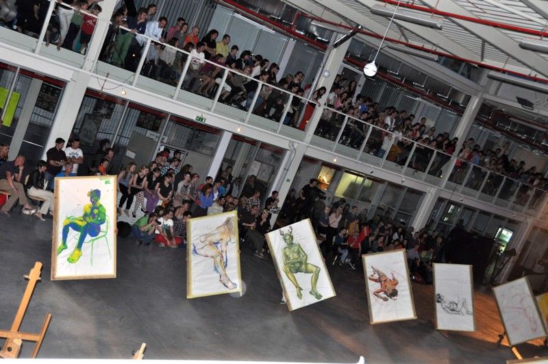 Taneční prvky, cirkusové disciplíny a nonverbální divadlo bavily v devadesátiminutovém bloku ve středu 15. května stovky diváků v hlavní části budovy Ústavu umění a designu. Unikátní prostor, ale i předměty běžně užívané studenty ústavu při výuce nebo pro toto představení studenty speciálně vytvořené využili mladí artisté turínské cirkusové školy ke svému klauzurnímu představení. Komplexní podívaná měla své příběhy i atmosféru fantazie. Důležitou složkou byla hudba a nechyběl ani humor. (foto: Z. Kubalová, 15.5.2013)