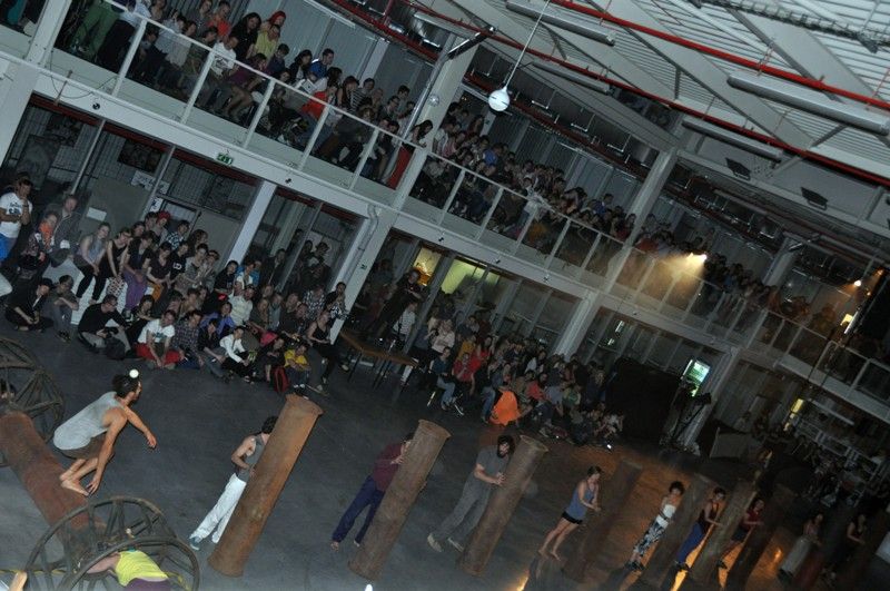 Taneční prvky, cirkusové disciplíny a nonverbální divadlo bavily v devadesátiminutovém bloku ve středu 15. května stovky diváků v hlavní části budovy Ústavu umění a designu. Unikátní prostor, ale i předměty běžně užívané studenty ústavu při výuce nebo pro toto představení studenty speciálně vytvořené využili mladí artisté turínské cirkusové školy ke svému klauzurnímu představení. Komplexní podívaná měla své příběhy i atmosféru fantazie. Důležitou složkou byla hudba a nechyběl ani humor. (foto: Z. Kubalová, 15.5.2013)