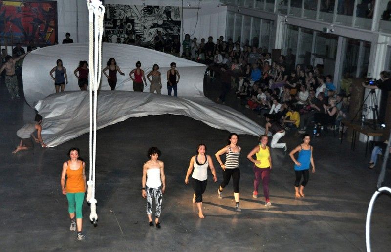 Taneční prvky, cirkusové disciplíny a nonverbální divadlo bavily v devadesátiminutovém bloku ve středu 15. května stovky diváků v hlavní části budovy Ústavu umění a designu. Unikátní prostor, ale i předměty běžně užívané studenty ústavu při výuce nebo pro toto představení studenty speciálně vytvořené využili mladí artisté turínské cirkusové školy ke svému klauzurnímu představení. Komplexní podívaná měla své příběhy i atmosféru fantazie. Důležitou složkou byla hudba a nechyběl ani humor. (foto: Z. Kubalová, 15.5.2013)