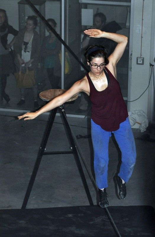 Taneční prvky, cirkusové disciplíny a nonverbální divadlo bavily v devadesátiminutovém bloku ve středu 15. května stovky diváků v hlavní části budovy Ústavu umění a designu. Unikátní prostor, ale i předměty běžně užívané studenty ústavu při výuce nebo pro toto představení studenty speciálně vytvořené využili mladí artisté turínské cirkusové školy ke svému klauzurnímu představení. Komplexní podívaná měla své příběhy i atmosféru fantazie. Důležitou složkou byla hudba a nechyběl ani humor. (foto: Z. Kubalová, 15.5.2013)