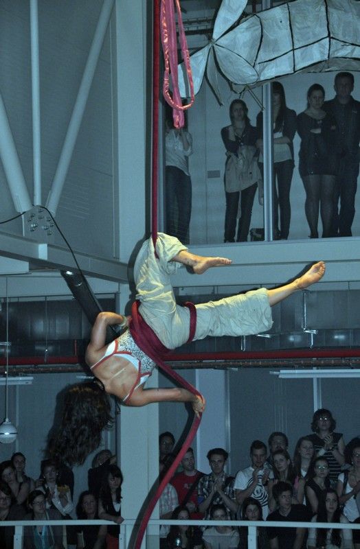 Taneční prvky, cirkusové disciplíny a nonverbální divadlo bavily v devadesátiminutovém bloku ve středu 15. května stovky diváků v hlavní části budovy Ústavu umění a designu. Unikátní prostor, ale i předměty běžně užívané studenty ústavu při výuce nebo pro toto představení studenty speciálně vytvořené využili mladí artisté turínské cirkusové školy ke svému klauzurnímu představení. Komplexní podívaná měla své příběhy i atmosféru fantazie. Důležitou složkou byla hudba a nechyběl ani humor. (foto: Z. Kubalová, 15.5.2013)