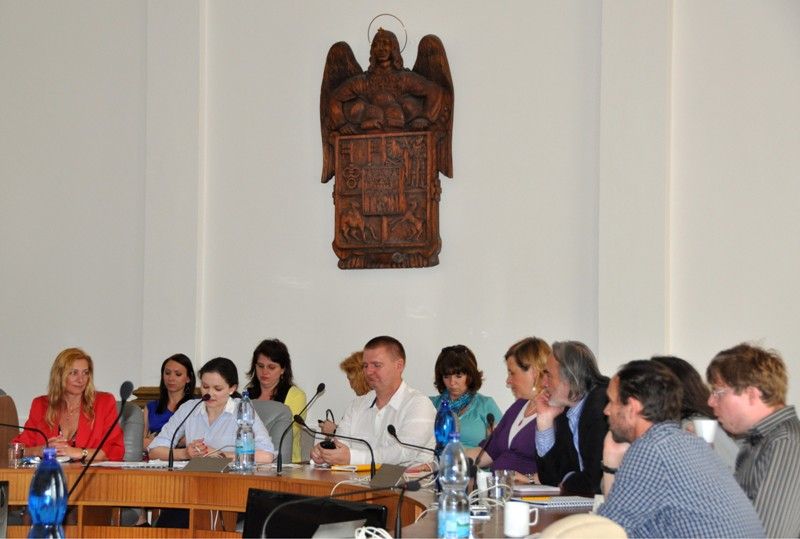 Na dvoudenní pracovní návštěvu Plzně přiletěli ve čtvrtek 16. května 2013 zástupci projektu Evropské hlavní město kultury 2015 z belgického Monsu, aby se setkali s týmem plzeňského projektu a vzájemně se informovali o přípravách a současném stavu svých programů. V nabitém čtvrtečním odpoledni patřila hodina prezentaci projektu Mons 2015. Podle ředitele Yvese Vasseura je hlavním účelem změnit díky projektu Evropské hlavní město kultury 2015 image Monsu. „Naše město dnes téměř nikdo nezná, ale jak se budeme přibližovat k roku 2015, dostaneme se do většího povědomí,“ slibuje si od projektu a představuje blíže jeho již známý program.