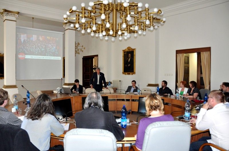 Na dvoudenní pracovní návštěvu Plzně přiletěli ve čtvrtek 16. května 2013 zástupci projektu Evropské hlavní město kultury 2015 z belgického Monsu, aby se setkali s týmem plzeňského projektu a vzájemně se informovali o přípravách a současném stavu svých programů. V nabitém čtvrtečním odpoledni patřila hodina prezentaci projektu Mons 2015. Podle ředitele Yvese Vasseura je hlavním účelem změnit díky projektu Evropské hlavní město kultury 2015 image Monsu. „Naše město dnes téměř nikdo nezná, ale jak se budeme přibližovat k roku 2015, dostaneme se do většího povědomí,“ slibuje si od projektu a představuje blíže jeho již známý program.