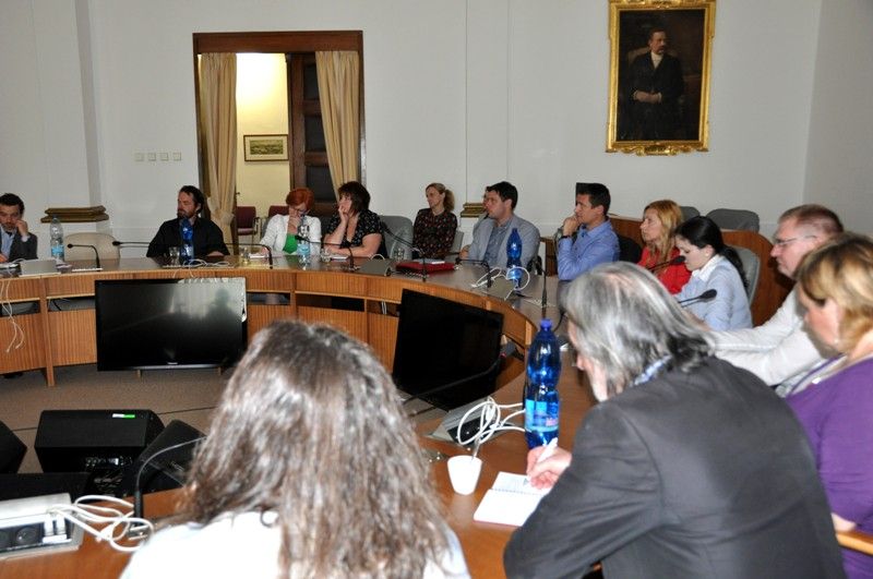 Na dvoudenní pracovní návštěvu Plzně přiletěli ve čtvrtek 16. května 2013 zástupci projektu Evropské hlavní město kultury 2015 z belgického Monsu, aby se setkali s týmem plzeňského projektu a vzájemně se informovali o přípravách a současném stavu svých programů. V nabitém čtvrtečním odpoledni patřila hodina prezentaci projektu Mons 2015. Podle ředitele Yvese Vasseura je hlavním účelem změnit díky projektu Evropské hlavní město kultury 2015 image Monsu. „Naše město dnes téměř nikdo nezná, ale jak se budeme přibližovat k roku 2015, dostaneme se do většího povědomí,“ slibuje si od projektu a představuje blíže jeho již známý program.