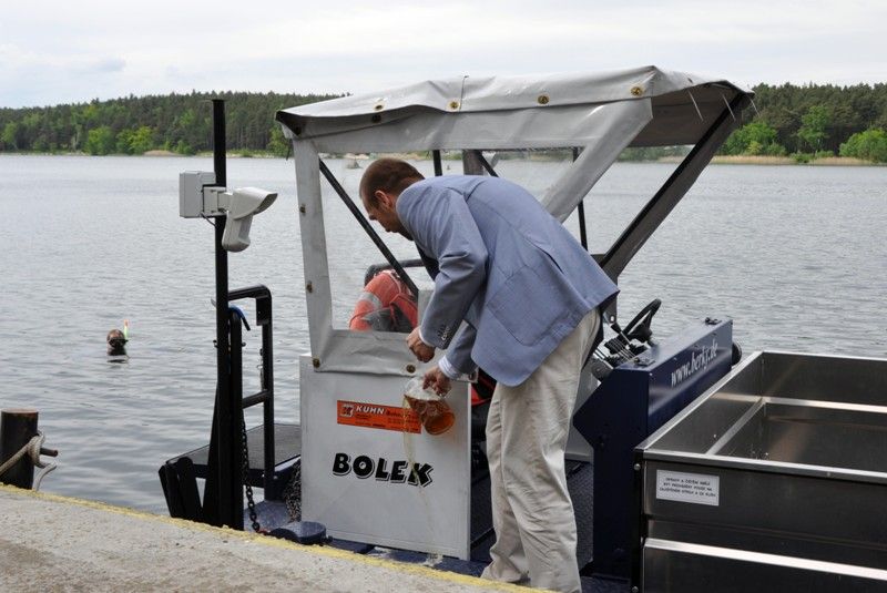 Speciální loď, kterou město Plzeň pořídilo na likvidaci vodních rostlin, se v pátek 17. května 2013 poprvé oficiálně plavila po hladině Velkého boleveckého rybníka. Předtím ji primátor Martin Baxa pokřtil na Bolka symbolicky pivem značky Plzeňský Prazdroj. Plavidlo je vybaveno žací lištou a vegetaci nejen seče, ale zároveň vytahuje na palubu. Jeho pořízení si vyžádalo investici ve výši 5 milionů korun. (foto: Z. Kubalová)