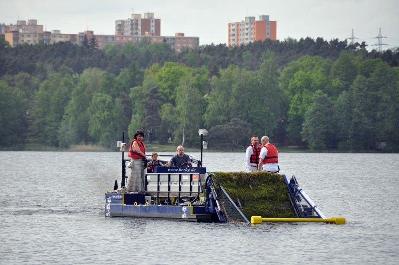 Speciální loď Bolek pomůže s likvidací rostlin v boleveckých rybnících