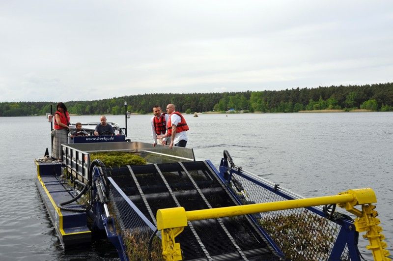 Speciální loď, kterou město Plzeň pořídilo na likvidaci vodních rostlin, se v pátek 17. května 2013 poprvé oficiálně plavila po hladině Velkého boleveckého rybníka. Předtím ji primátor Martin Baxa pokřtil na Bolka symbolicky pivem značky Plzeňský Prazdroj. Plavidlo je vybaveno žací lištou a vegetaci nejen seče, ale zároveň vytahuje na palubu. Jeho pořízení si vyžádalo investici ve výši 5 milionů korun. (foto: Z. Kubalová)