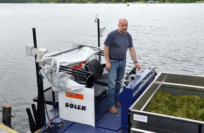 Speciální loď, kterou město Plzeň pořídilo na likvidaci vodních rostlin, se v pátek 17. května 2013 poprvé oficiálně plavila po hladině Velkého boleveckého rybníka. Předtím ji primátor Martin Baxa pokřtil na Bolka symbolicky pivem značky Plzeňský Prazdroj. Plavidlo je vybaveno žací lištou a vegetaci nejen seče, ale zároveň vytahuje na palubu. Jeho pořízení si vyžádalo investici ve výši 5 milionů korun. (foto: Z. Kubalová)