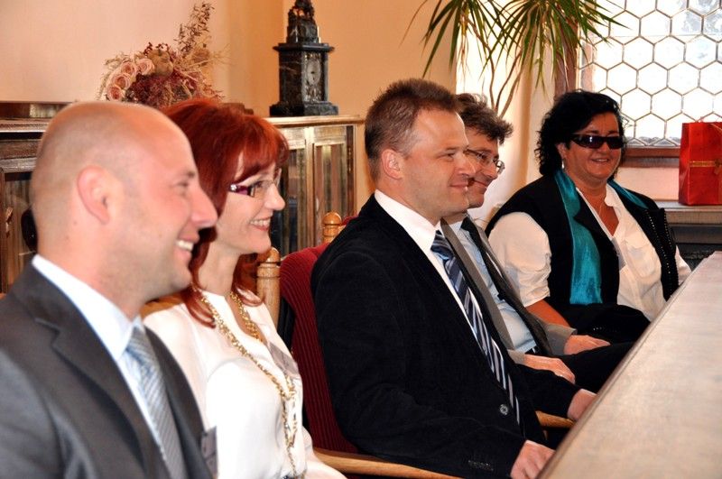 Posedmé přijeli soutěžit studenti se svými projekty na plzeňskou Olympiádu techniky. Pořádá ji katedra matematiky, fyziky a technické výchovy Fakulty pedagogické Západočeské univerzity. Dvoudenní mezinárodní studentská odborná konference je spojena právě se soutěžní přehlídkou a účastní se jí především budoucí učitelé základních a středních škol, letos ze čtyř evropských zemí. Slavnostní zahájení konference se uskutečnilo v obřadní síni plzeňské radnice v úterý 21. května 2013. Krátce před tím přijal zástupce zahraničních univerzit náměstek primátora Martin Zrzavecký.