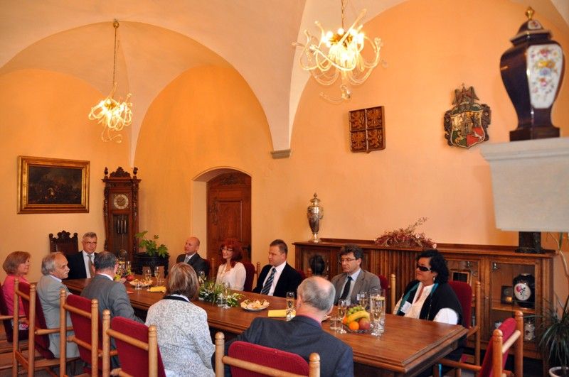 Posedmé přijeli soutěžit studenti se svými projekty na plzeňskou Olympiádu techniky. Pořádá ji katedra matematiky, fyziky a technické výchovy Fakulty pedagogické Západočeské univerzity. Dvoudenní mezinárodní studentská odborná konference je spojena právě se soutěžní přehlídkou a účastní se jí především budoucí učitelé základních a středních škol, letos ze čtyř evropských zemí. Slavnostní zahájení konference se uskutečnilo v obřadní síni plzeňské radnice v úterý 21. května 2013. Krátce před tím přijal zástupce zahraničních univerzit náměstek primátora Martin Zrzavecký.