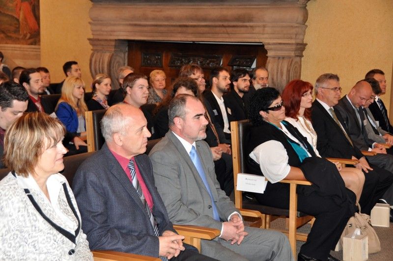 Posedmé přijeli soutěžit studenti se svými projekty na plzeňskou Olympiádu techniky. Pořádá ji katedra matematiky, fyziky a technické výchovy Fakulty pedagogické Západočeské univerzity. Dvoudenní mezinárodní studentská odborná konference je spojena právě se soutěžní přehlídkou a účastní se jí především budoucí učitelé základních a středních škol, letos ze čtyř evropských zemí. Slavnostní zahájení konference se uskutečnilo v obřadní síni plzeňské radnice v úterý 21. května 2013. Krátce před tím přijal zástupce zahraničních univerzit náměstek primátora Martin Zrzavecký.