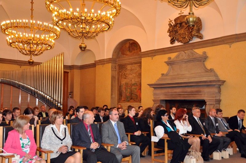 Posedmé přijeli soutěžit studenti se svými projekty na plzeňskou Olympiádu techniky. Pořádá ji katedra matematiky, fyziky a technické výchovy Fakulty pedagogické Západočeské univerzity. Dvoudenní mezinárodní studentská odborná konference je spojena právě se soutěžní přehlídkou a účastní se jí především budoucí učitelé základních a středních škol, letos ze čtyř evropských zemí. Slavnostní zahájení konference se uskutečnilo v obřadní síni plzeňské radnice v úterý 21. května 2013. Krátce před tím přijal zástupce zahraničních univerzit náměstek primátora Martin Zrzavecký.