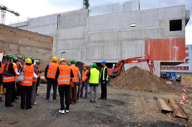 Do začátku července by měla být hotova hrubá stavba nové divadelní budovy. Že se jedná o originální provedení, je zřejmé už při prohlídce současného stavu staveniště. S barvitým výkladem ředitele Divadla J. K. Tyla Jana Buriana a trochou fantazie měli ve středu 22. května 2013 plzeňští zastupitelé možnost udělat si představu, jak divadlo v září 2014 bude vypadat. Logistické řešení stavby je podle ředitele Buriana nejdůležitější. Technická obsluha, herci a diváci by se tak při představení neměli vůbec potkávat. Architektonický koncept podrobně propracoval vnitřní dispoziční a prostorové uspořádání. Důraz je kladen nejen na umístění moderních jevištních technologií, ale také na uživatelsky přátelské prostředí pro návštěvníky. Deset tisíc kubíků betonu vytvoří základ této jedinečné divadelní budovy, jejíž střešní konstrukci začnou stavaři připravovat už za tři neděle. „Stavba pokračuje v daných mantinelech,“ uvedl technický náměstek primátora Petr Rund.