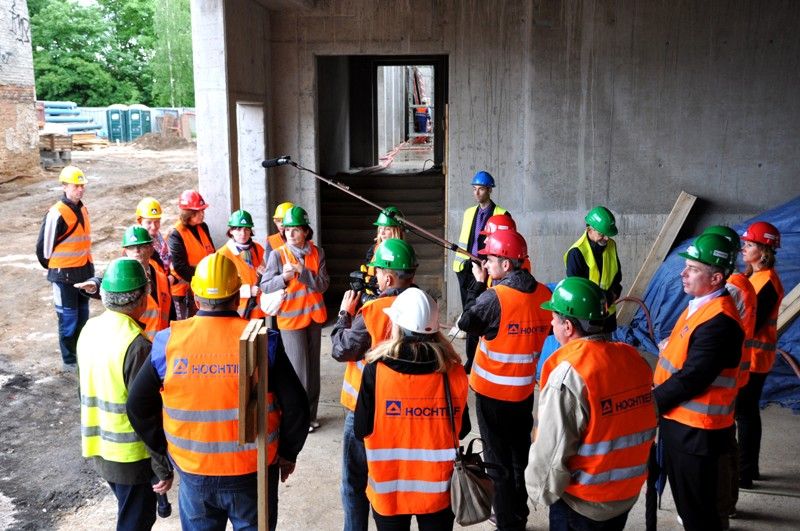 Do začátku července by měla být hotova hrubá stavba nové divadelní budovy. Že se jedná o originální provedení, je zřejmé už při prohlídce současného stavu staveniště. S barvitým výkladem ředitele Divadla J. K. Tyla Jana Buriana a trochou fantazie měli ve středu 22. května 2013 plzeňští zastupitelé možnost udělat si představu, jak divadlo v září 2014 bude vypadat. Logistické řešení stavby je podle ředitele Buriana nejdůležitější. Technická obsluha, herci a diváci by se tak při představení neměli vůbec potkávat. Architektonický koncept podrobně propracoval vnitřní dispoziční a prostorové uspořádání. Důraz je kladen nejen na umístění moderních jevištních technologií, ale také na uživatelsky přátelské prostředí pro návštěvníky. Deset tisíc kubíků betonu vytvoří základ této jedinečné divadelní budovy, jejíž střešní konstrukci začnou stavaři připravovat už za tři neděle. „Stavba pokračuje v daných mantinelech,“ uvedl technický náměstek primátora Petr Rund.