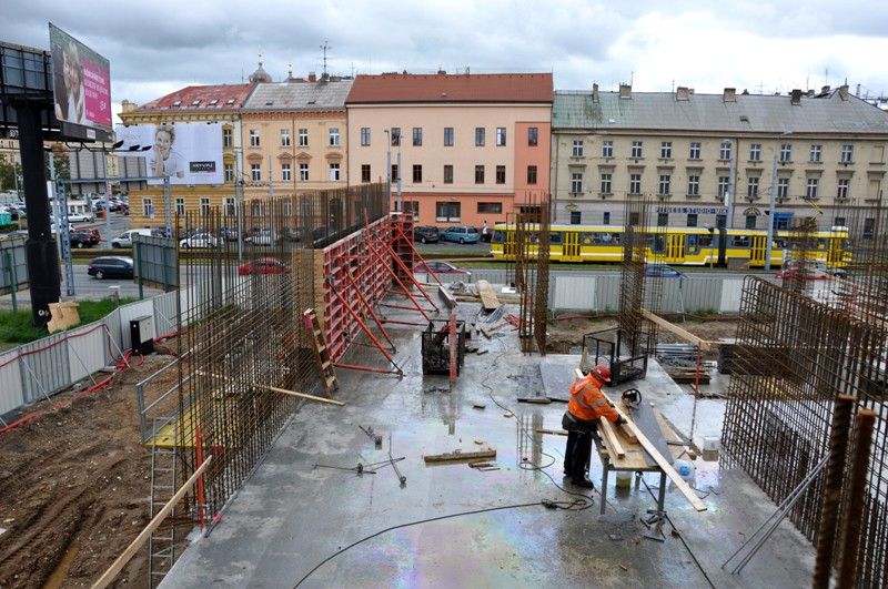 Do začátku července by měla být hotova hrubá stavba nové divadelní budovy. Že se jedná o originální provedení, je zřejmé už při prohlídce současného stavu staveniště. S barvitým výkladem ředitele Divadla J. K. Tyla Jana Buriana a trochou fantazie měli ve středu 22. května 2013 plzeňští zastupitelé možnost udělat si představu, jak divadlo v září 2014 bude vypadat. Logistické řešení stavby je podle ředitele Buriana nejdůležitější. Technická obsluha, herci a diváci by se tak při představení neměli vůbec potkávat. Architektonický koncept podrobně propracoval vnitřní dispoziční a prostorové uspořádání. Důraz je kladen nejen na umístění moderních jevištních technologií, ale také na uživatelsky přátelské prostředí pro návštěvníky. Deset tisíc kubíků betonu vytvoří základ této jedinečné divadelní budovy, jejíž střešní konstrukci začnou stavaři připravovat už za tři neděle. „Stavba pokračuje v daných mantinelech,“ uvedl technický náměstek primátora Petr Rund.