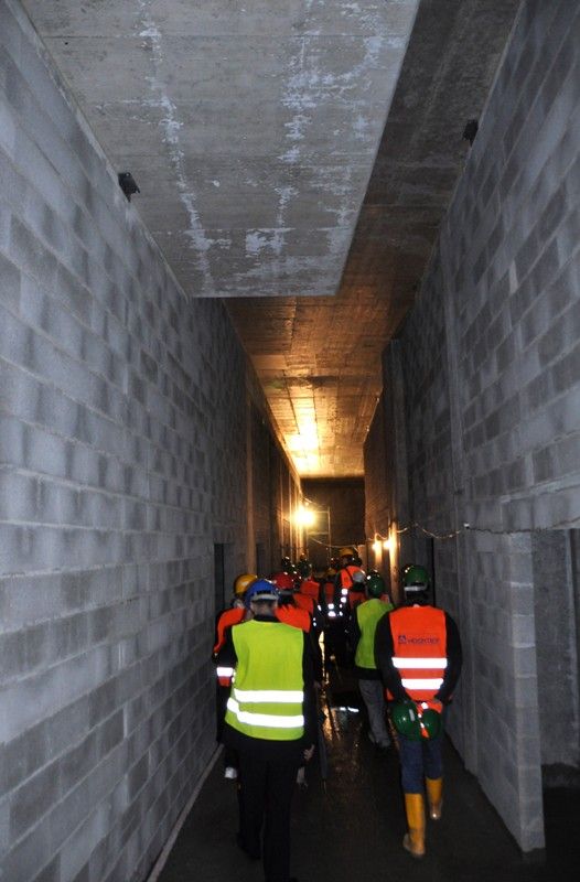 Do začátku července by měla být hotova hrubá stavba nové divadelní budovy. Že se jedná o originální provedení, je zřejmé už při prohlídce současného stavu staveniště. S barvitým výkladem ředitele Divadla J. K. Tyla Jana Buriana a trochou fantazie měli ve středu 22. května 2013 plzeňští zastupitelé možnost udělat si představu, jak divadlo v září 2014 bude vypadat. Logistické řešení stavby je podle ředitele Buriana nejdůležitější. Technická obsluha, herci a diváci by se tak při představení neměli vůbec potkávat. Architektonický koncept podrobně propracoval vnitřní dispoziční a prostorové uspořádání. Důraz je kladen nejen na umístění moderních jevištních technologií, ale také na uživatelsky přátelské prostředí pro návštěvníky. Deset tisíc kubíků betonu vytvoří základ této jedinečné divadelní budovy, jejíž střešní konstrukci začnou stavaři připravovat už za tři neděle. „Stavba pokračuje v daných mantinelech,“ uvedl technický náměstek primátora Petr Rund.