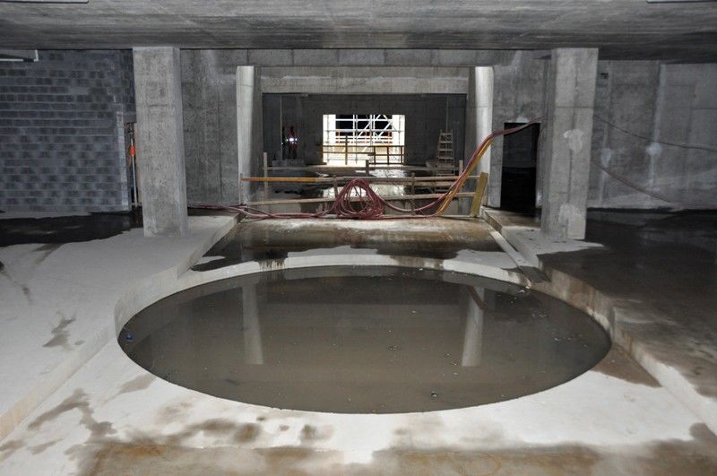 Do začátku července by měla být hotova hrubá stavba nové divadelní budovy. Že se jedná o originální provedení, je zřejmé už při prohlídce současného stavu staveniště. S barvitým výkladem ředitele Divadla J. K. Tyla Jana Buriana a trochou fantazie měli ve středu 22. května 2013 plzeňští zastupitelé možnost udělat si představu, jak divadlo v září 2014 bude vypadat. Logistické řešení stavby je podle ředitele Buriana nejdůležitější. Technická obsluha, herci a diváci by se tak při představení neměli vůbec potkávat. Architektonický koncept podrobně propracoval vnitřní dispoziční a prostorové uspořádání. Důraz je kladen nejen na umístění moderních jevištních technologií, ale také na uživatelsky přátelské prostředí pro návštěvníky. Deset tisíc kubíků betonu vytvoří základ této jedinečné divadelní budovy, jejíž střešní konstrukci začnou stavaři připravovat už za tři neděle. „Stavba pokračuje v daných mantinelech,“ uvedl technický náměstek primátora Petr Rund.