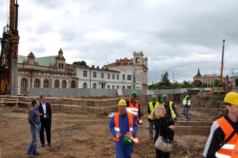 Do začátku července by měla být hotova hrubá stavba nové divadelní budovy. Že se jedná o originální provedení, je zřejmé už při prohlídce současného stavu staveniště. S barvitým výkladem ředitele Divadla J. K. Tyla Jana Buriana a trochou fantazie měli ve středu 22. května 2013 plzeňští zastupitelé možnost udělat si představu, jak divadlo v září 2014 bude vypadat. Logistické řešení stavby je podle ředitele Buriana nejdůležitější. Technická obsluha, herci a diváci by se tak při představení neměli vůbec potkávat. Architektonický koncept podrobně propracoval vnitřní dispoziční a prostorové uspořádání. Důraz je kladen nejen na umístění moderních jevištních technologií, ale také na uživatelsky přátelské prostředí pro návštěvníky. Deset tisíc kubíků betonu vytvoří základ této jedinečné divadelní budovy, jejíž střešní konstrukci začnou stavaři připravovat už za tři neděle. „Stavba pokračuje v daných mantinelech,“ uvedl technický náměstek primátora Petr Rund.