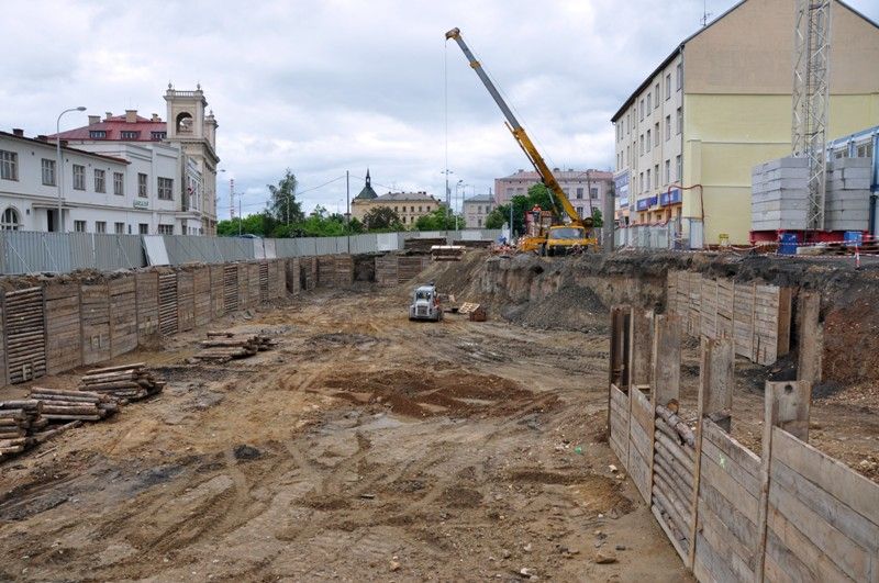 Do začátku července by měla být hotova hrubá stavba nové divadelní budovy. Že se jedná o originální provedení, je zřejmé už při prohlídce současného stavu staveniště. S barvitým výkladem ředitele Divadla J. K. Tyla Jana Buriana a trochou fantazie měli ve středu 22. května 2013 plzeňští zastupitelé možnost udělat si představu, jak divadlo v září 2014 bude vypadat. Logistické řešení stavby je podle ředitele Buriana nejdůležitější. Technická obsluha, herci a diváci by se tak při představení neměli vůbec potkávat. Architektonický koncept podrobně propracoval vnitřní dispoziční a prostorové uspořádání. Důraz je kladen nejen na umístění moderních jevištních technologií, ale také na uživatelsky přátelské prostředí pro návštěvníky. Deset tisíc kubíků betonu vytvoří základ této jedinečné divadelní budovy, jejíž střešní konstrukci začnou stavaři připravovat už za tři neděle. „Stavba pokračuje v daných mantinelech,“ uvedl technický náměstek primátora Petr Rund.