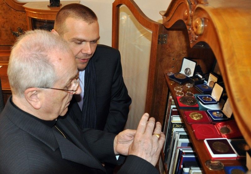 Z rukou biskupa Františka Radkovského převzal primátor Martin Baxa diecézní vyznamenání jako projev poděkování a vděčnosti za podporu rozvoje plzeňské diecéze. Slavnostní předání se uskutečnilo v úterý 28. května 2013 za přítomnosti všech pracovníků diecéze.