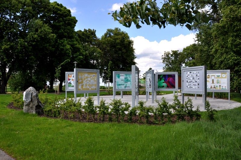 Poprvé představují studenti Ústavu umění a designu své práce ve venkovní galerii, která je součástí Relax centra ve Štruncových sadech. Na ilustracích, které zabaví děti, jejich rodiče i prarodiče, pracovali v zimním semestru. Výstava s názvem Mladí ilustrátoři dětem je vedle známých laviček ve Smetanových sadech jejich dalším počinem k oživení plzeňského veřejného prostoru. (foto: 28.5.2013)