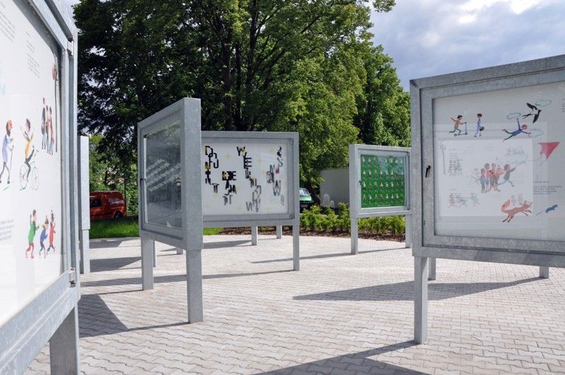 Poprvé představují studenti Ústavu umění a designu své práce ve venkovní galerii, která je součástí Relax centra ve Štruncových sadech. Na ilustracích, které zabaví děti, jejich rodiče i prarodiče, pracovali v zimním semestru. Výstava s názvem Mladí ilustrátoři dětem je vedle známých laviček ve Smetanových sadech jejich dalším počinem k oživení plzeňského veřejného prostoru. (foto: 28.5.2013)