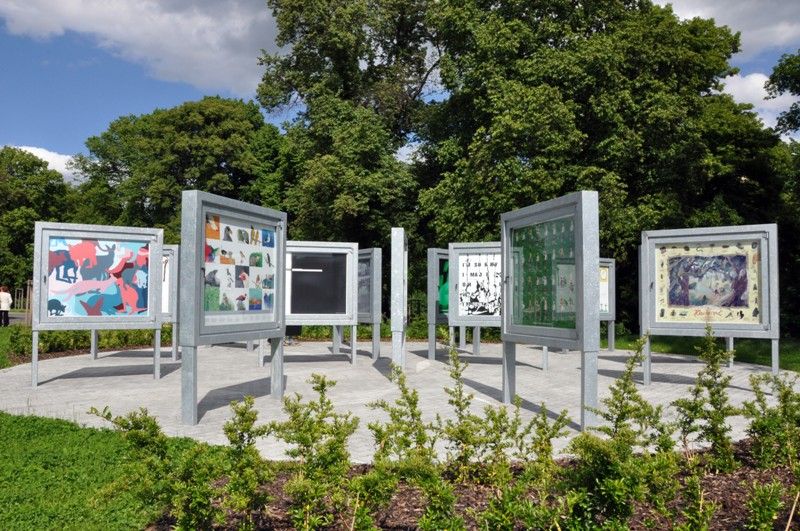 Poprvé představují studenti Ústavu umění a designu své práce ve venkovní galerii, která je součástí Relax centra ve Štruncových sadech. Na ilustracích, které zabaví děti, jejich rodiče i prarodiče, pracovali v zimním semestru. Výstava s názvem Mladí ilustrátoři dětem je vedle známých laviček ve Smetanových sadech jejich dalším počinem k oživení plzeňského veřejného prostoru. (foto: 28.5.2013)