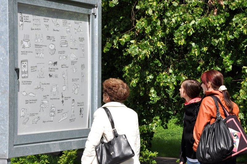 Poprvé představují studenti Ústavu umění a designu své práce ve venkovní galerii, která je součástí Relax centra ve Štruncových sadech. Na ilustracích, které zabaví děti, jejich rodiče i prarodiče, pracovali v zimním semestru. Výstava s názvem Mladí ilustrátoři dětem je vedle známých laviček ve Smetanových sadech jejich dalším počinem k oživení plzeňského veřejného prostoru. (foto: 28.5.2013)