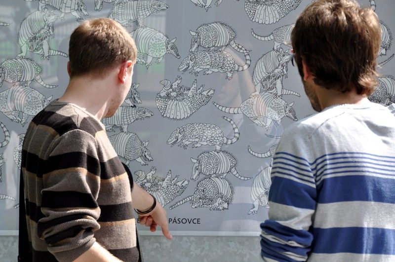 Poprvé představují studenti Ústavu umění a designu své práce ve venkovní galerii, která je součástí Relax centra ve Štruncových sadech. Na ilustracích, které zabaví děti, jejich rodiče i prarodiče, pracovali v zimním semestru. Výstava s názvem Mladí ilustrátoři dětem je vedle známých laviček ve Smetanových sadech jejich dalším počinem k oživení plzeňského veřejného prostoru. (foto: 28.5.2013)